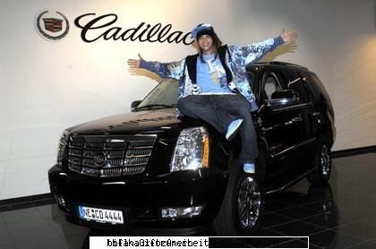 Ati vazut noua masina al lui Tom? Cadillac Escalade... - C parere aveti d noua masina al lui Tom? Cred - Tom
